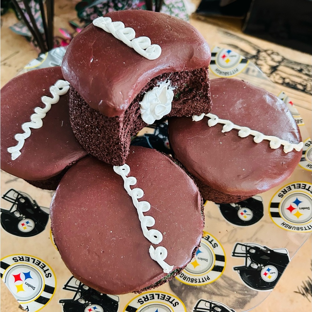 Faux hostess cupcakes